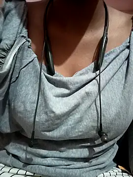 kaviyaponnu0987 online show from 04/01/26, 09:01