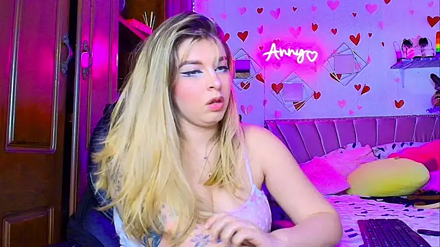 Anny Hurtado online show from 12/15/25, 05:57