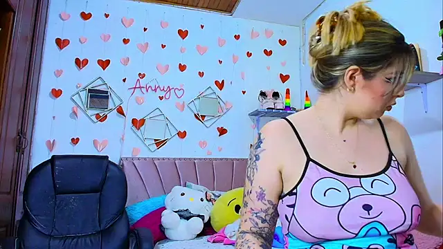 Anny Hurtado online show from 11/22/25, 06:12