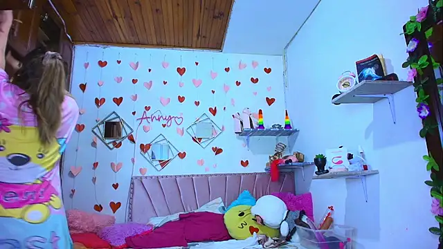 Anny Hurtado online show from 10/13/25, 09:11