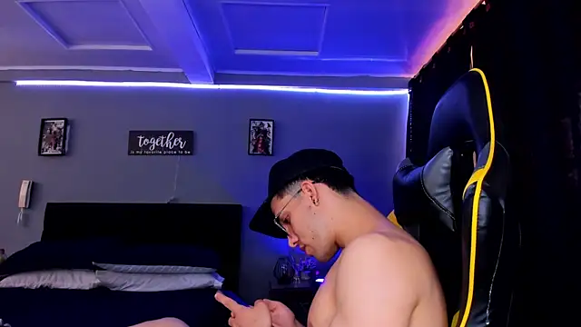 Snapshot of alexgiraldo__ chatting on 09/19/25, 02:43 alexgiraldo online show from 09/19/25, 02:43