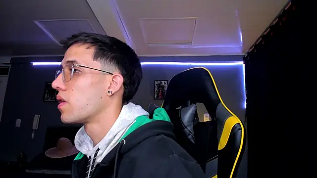 Snapshot of alexgiraldo__ chatting on 09/30/25, 06:08 alexgiraldo online show from 09/30/25, 06:08