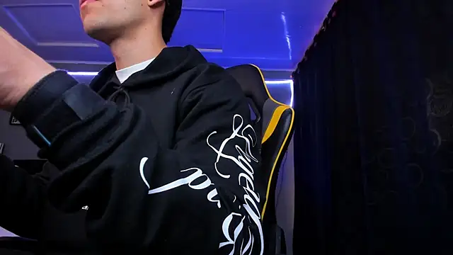 Snapshot of alexgiraldo__ chatting on 12/03/25, 11:53 alexgiraldo online show from 12/03/25, 11:53