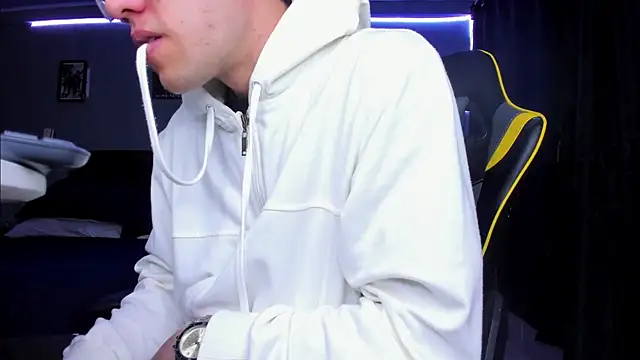 Snapshot of alexgiraldo__ chatting on 10/28/25, 02:01 alexgiraldo online show from 10/28/25, 02:01