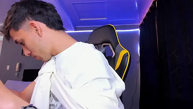 Snapshot of alexgiraldo__ chatting on 11/29/25, 01:33 alexgiraldo online show from 11/29/25, 01:33