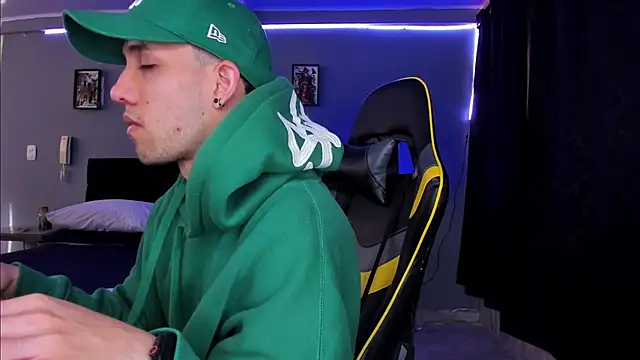 Snapshot of alexgiraldo__ chatting on 10/15/25, 12:46 alexgiraldo online show from 10/15/25, 12:46