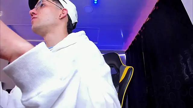 Snapshot of alexgiraldo__ chatting on 11/21/25, 12:15 alexgiraldo online show from 11/21/25, 12:15