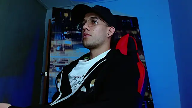 Snapshot of alexgiraldo__ chatting on 04/11/26, 01:57 alexgiraldo online show from 04/11/26, 01:57