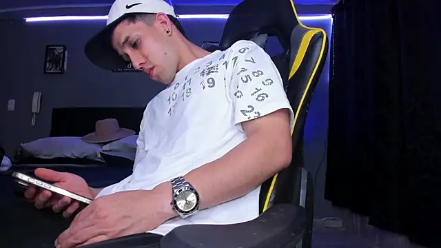 Snapshot of alexgiraldo__ chatting on 10/05/25, 10:11 alexgiraldo online show from 10/05/25, 10:11