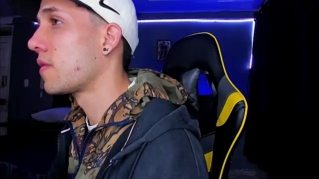 Snapshot of alexgiraldo__ chatting on 10/14/25, 11:00 alexgiraldo online show from 10/14/25, 11:00