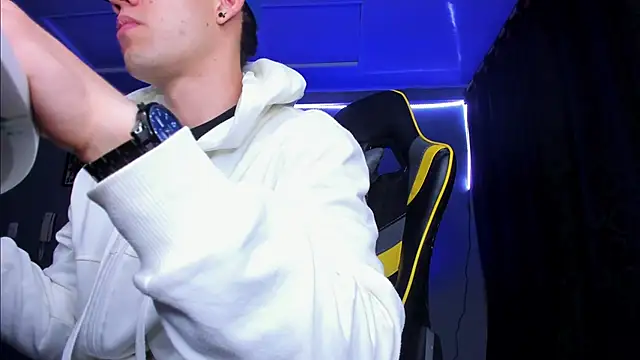 Snapshot of alexgiraldo__ chatting on 10/23/25, 02:10 alexgiraldo online show from 10/23/25, 02:10