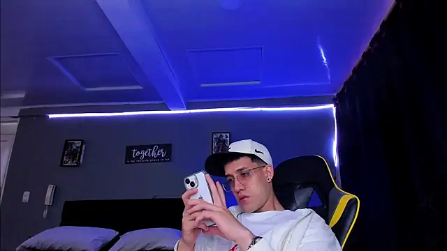 Snapshot of alexgiraldo__ chatting on 11/07/25, 12:21 alexgiraldo online show from 11/07/25, 12:21