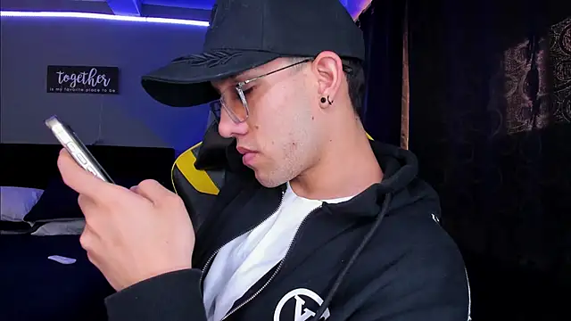 Snapshot of alexgiraldo__ chatting on 10/17/25, 04:20 alexgiraldo online show from 10/17/25, 04:20