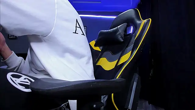 Snapshot of alexgiraldo__ chatting on 11/05/25, 05:43 alexgiraldo online show from 11/05/25, 05:43