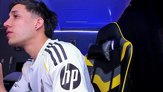 Snapshot of alexgiraldo__ chatting on 11/13/25, 04:00 alexgiraldo online show from 11/13/25, 04:00