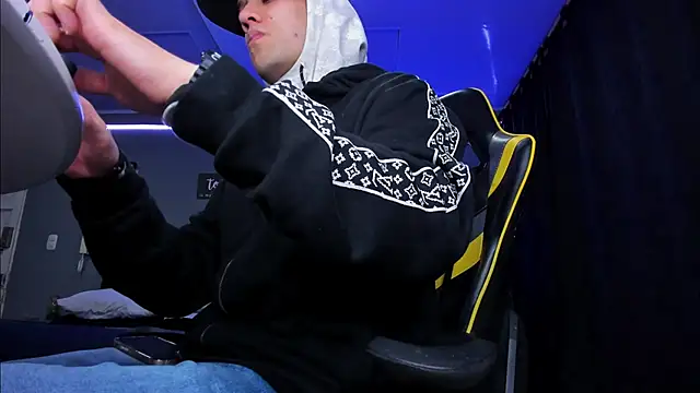 Snapshot of alexgiraldo__ chatting on 10/16/25, 10:56 alexgiraldo online show from 10/16/25, 10:56