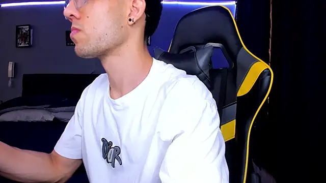 Snapshot of alexgiraldo__ chatting on 09/24/25, 02:34 alexgiraldo online show from 09/24/25, 02:34