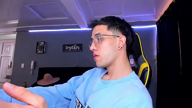 Snapshot of alexgiraldo__ chatting on 10/01/25, 03:49 alexgiraldo online show from 10/01/25, 03:49