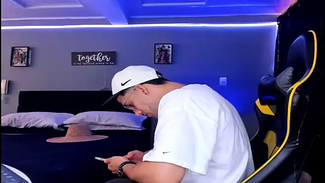 Snapshot of alexgiraldo__ chatting on 10/09/25, 01:22 alexgiraldo online show from 10/09/25, 01:22