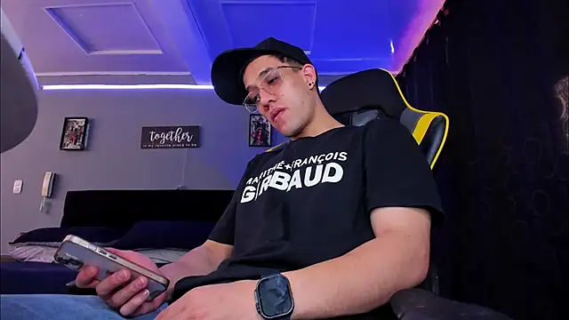 Snapshot of alexgiraldo__ chatting on 10/19/25, 01:25 alexgiraldo online show from 10/19/25, 01:25