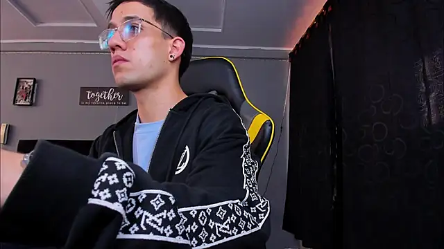 Snapshot of alexgiraldo__ chatting on 10/25/25, 12:17 alexgiraldo online show from 10/25/25, 12:17