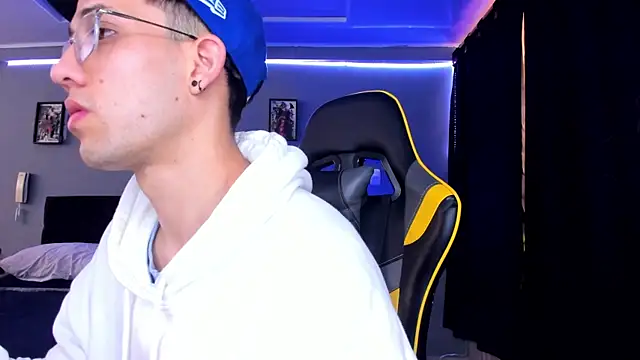 Snapshot of alexgiraldo__ chatting on 10/04/25, 01:23 alexgiraldo online show from 10/04/25, 01:23