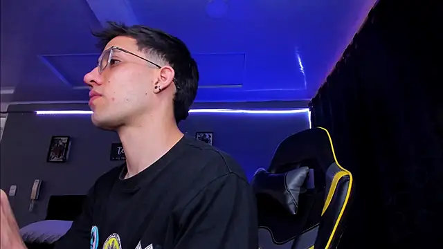 Snapshot of alexgiraldo__ chatting on 11/08/25, 12:20 alexgiraldo online show from 11/08/25, 12:20