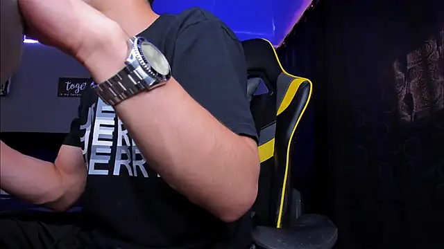 Snapshot of alexgiraldo__ chatting on 10/21/25, 02:27 alexgiraldo online show from 10/21/25, 02:27