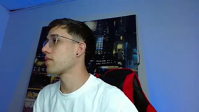 Snapshot of alexgiraldo__ chatting on 03/23/26, 02:06 alexgiraldo online show from 03/23/26, 02:06