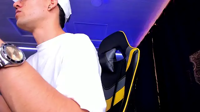 Snapshot of alexgiraldo__ chatting on 09/21/25, 01:49 alexgiraldo online show from 09/21/25, 01:49