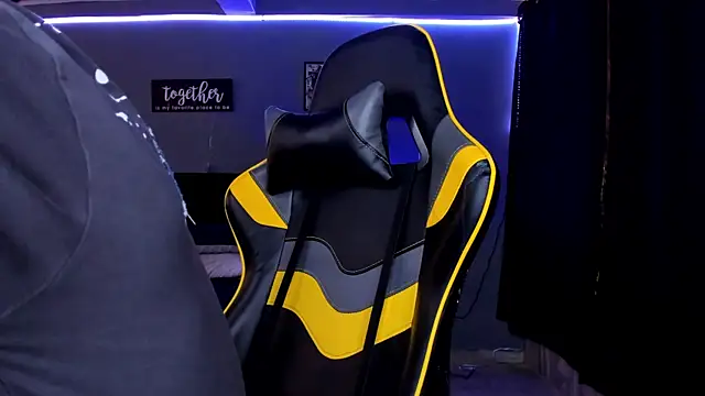 Snapshot of alexgiraldo__ chatting on 09/17/25, 11:56 alexgiraldo online show from 09/17/25, 11:56