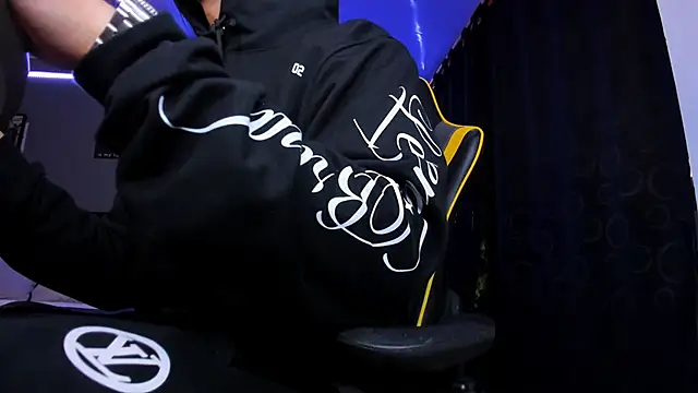 Snapshot of alexgiraldo__ chatting on 12/04/25, 12:26 alexgiraldo online show from 12/04/25, 12:26