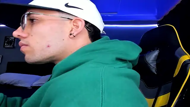 Snapshot of alexgiraldo__ chatting on 10/10/25, 12:28 alexgiraldo online show from 10/10/25, 12:28