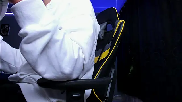 Snapshot of alexgiraldo__ chatting on 10/27/25, 03:18 alexgiraldo online show from 10/27/25, 03:18