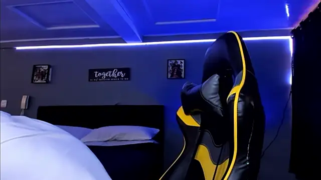 Snapshot of alexgiraldo__ chatting on 10/11/25, 09:05 alexgiraldo online show from 10/11/25, 09:05