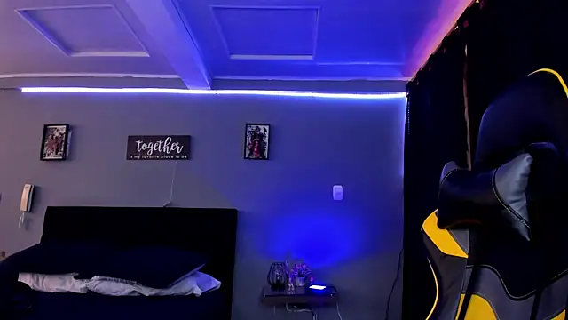 Snapshot of alexgiraldo__ chatting on 09/23/25, 12:23 alexgiraldo online show from 09/23/25, 12:23