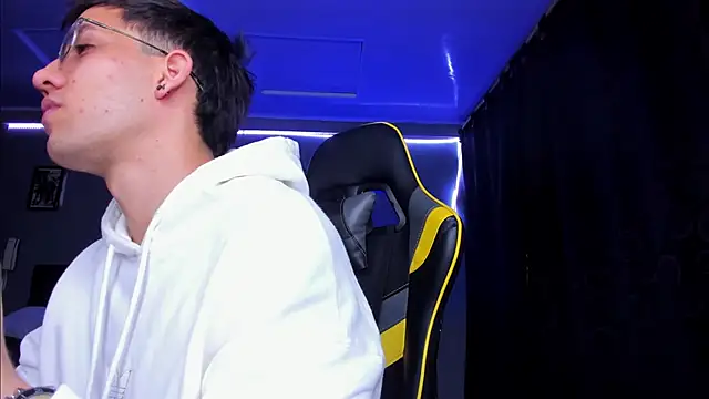 Snapshot of alexgiraldo__ chatting on 11/14/25, 05:11 alexgiraldo online show from 11/14/25, 05:11