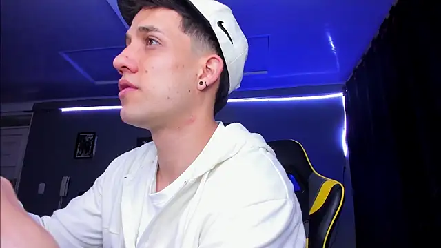 Snapshot of alexgiraldo__ chatting on 11/06/25, 12:09 alexgiraldo online show from 11/06/25, 12:09