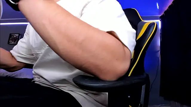 Snapshot of alexgiraldo__ chatting on 10/12/25, 05:36 alexgiraldo online show from 10/12/25, 05:36