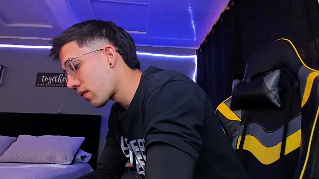 Snapshot of alexgiraldo__ chatting on 12/02/25, 11:56 alexgiraldo online show from 12/02/25, 11:56