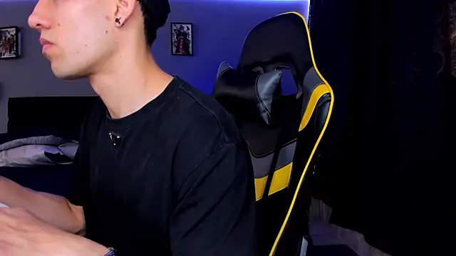 Snapshot of alexgiraldo__ chatting on 09/13/25, 01:44 alexgiraldo online show from 09/13/25, 01:44