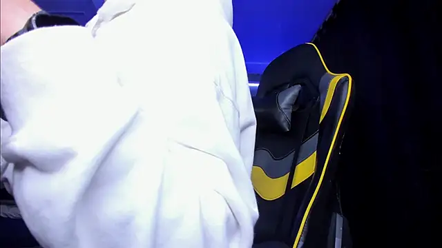 Snapshot of alexgiraldo__ chatting on 10/20/25, 02:46 alexgiraldo online show from 10/20/25, 02:46