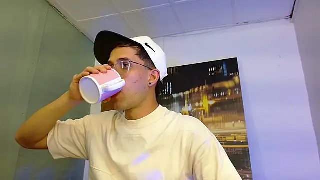 Snapshot of alexgiraldo__ chatting on 03/28/26, 04:24 alexgiraldo online show from 03/28/26, 04:24