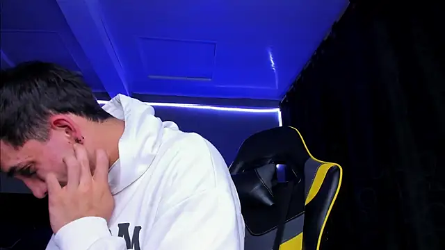 Snapshot of alexgiraldo__ chatting on 10/31/25, 04:31 alexgiraldo online show from 10/31/25, 04:31