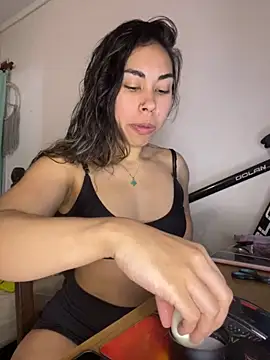 Snapshot of jessens144 chatting on 11/12/25, 04:27 jessens144 online show from 11/12/25, 04:27