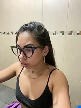 Snapshot of jessens144 chatting on 10/18/25, 03:41 jessens144 online show from 10/18/25, 03:41