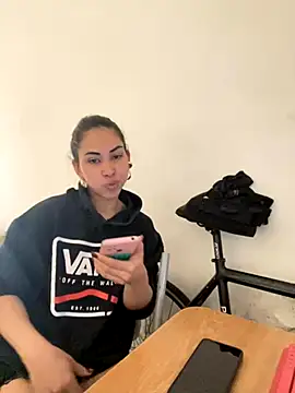 Snapshot of jessens144 chatting on 09/10/25, 03:33 jessens144 online show from 09/10/25, 03:33