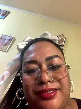 Snapshot of EmmaKantutera chatting on 11/13/25, 04:16 EmmaKantutera online show from 11/13/25, 04:16