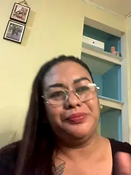 Snapshot of EmmaKantutera chatting on 11/12/25, 04:00 EmmaKantutera online show from 11/12/25, 04:00