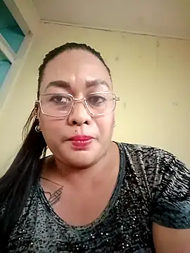 Snapshot of EmmaKantutera chatting on 12/19/25, 10:56 EmmaKantutera online show from 12/19/25, 10:56